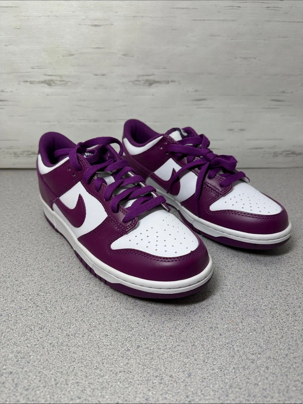 Nike Kids Low-Top Sneakers in Purple and White